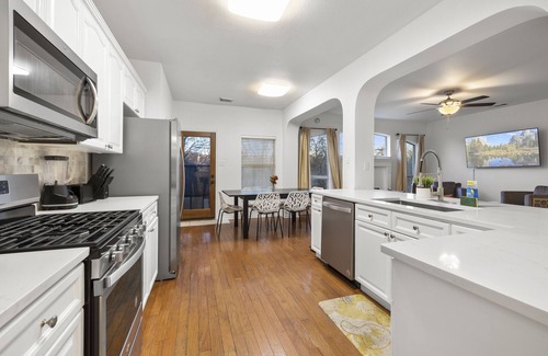 Scofield Farms Casa | Luxury 5BR, 3BA Austin Retreat ~ Pool~ Parking