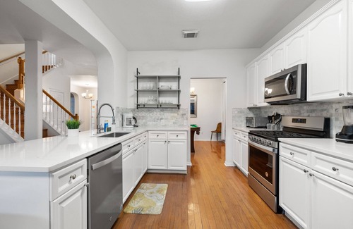 Scofield Farms Casa | Luxury 5BR, 3BA Austin Retreat ~ Pool~ Parking