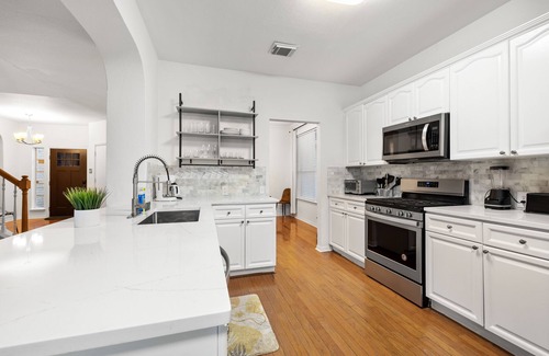 Scofield Farms Casa | Luxury 5BR, 3BA Austin Retreat ~ Pool~ Parking