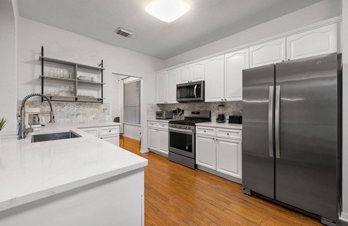 Scofield Farms Casa | Luxury 5BR, 3BA Austin Retreat ~ Pool~ Parking