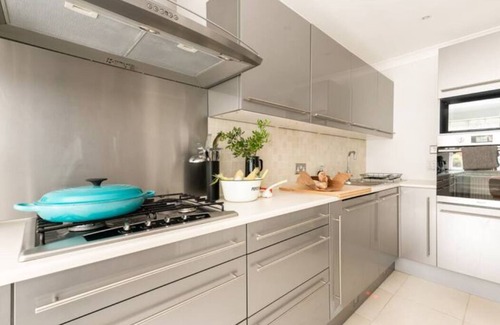 Fortis Green Casa | NEW!!! Stunning 5BR, 5 Beds Family Home Free Parking & portable air-condition