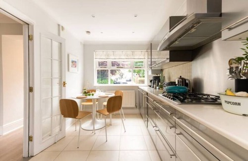 Fortis Green Casa | NEW!!! Stunning 5BR, 5 Beds Family Home Free Parking & portable air-condition
