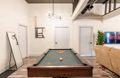 Near South Side Apartamento | Luxury 5BR Chicago Retreat Perfect for Groups with Pool table & Optional Parking Near McCormick Place and Soldier Field