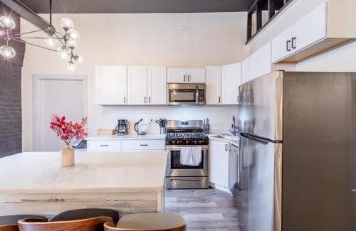 Near South Side Apartamento | Luxury 5BR Chicago Retreat Perfect for Groups with Pool table & Optional Parking Near McCormick Place and Soldier Field