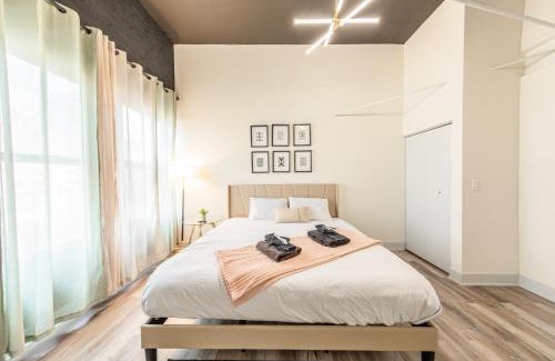 Near South Side Apartamento | Luxury 5BR Chicago Retreat Perfect for Groups with Pool table & Optional Parking Near McCormick Place and Soldier Field