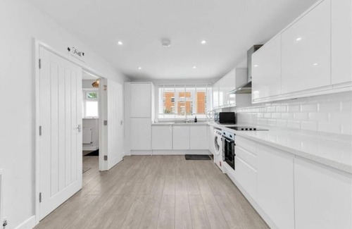 Petham Casa | Luxury 5BR House, Chartham,Canterbury With Hot Tub