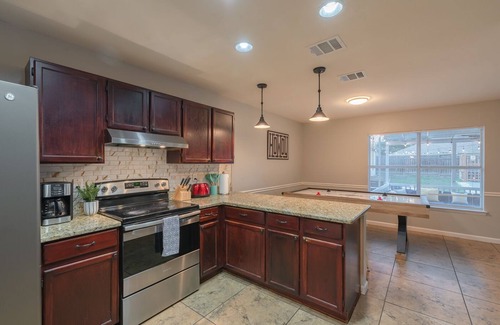 West San Antonio Casa | Casa de lujo cerca de Lackland & Sea World 5BR 3BA con sala de juegos