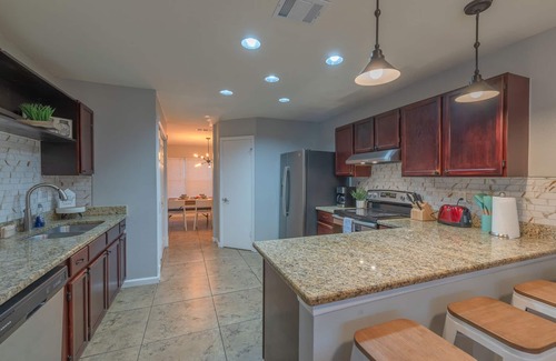 West San Antonio Casa | Casa de lujo cerca de Lackland & Sea World 5BR 3BA con sala de juegos