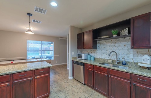 West San Antonio Casa | Casa de lujo cerca de Lackland & Sea World 5BR 3BA con sala de juegos