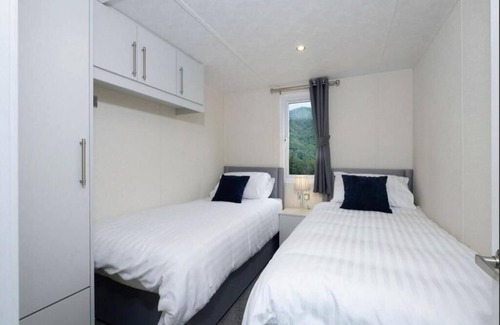 Grampound Cabina | Luxury 6 Bed Lodge with Hot tub