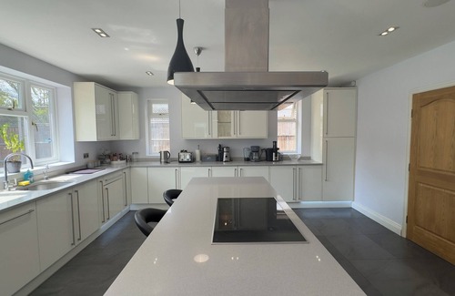 Northwood Casa | Luxury 6 bedroom, beautiful spacious holiday home close to Northwood & Moor Park