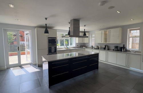 Northwood Casa | Luxury 6 bedroom, beautiful spacious holiday home close to Northwood & Moor Park
