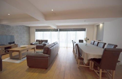 Northwood Casa | Luxury 6 bedroom house with parking - Northwood