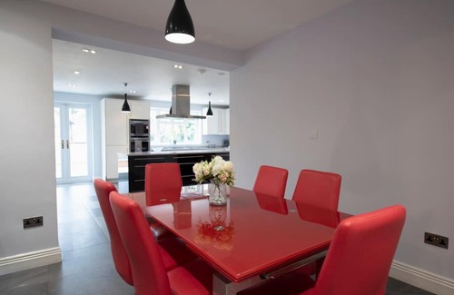 Northwood Casa | Luxury 6 bedroom house with parking - Northwood