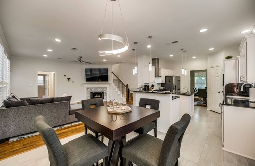 Far North Dallas Casa | Luxury 6 Bedroom Sleeps 12 Home in N Dallas Pool