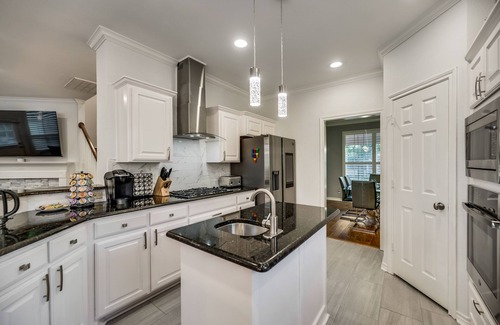 Far North Dallas Casa | Luxury 6 Bedroom Sleeps 12 Home in N Dallas Pool