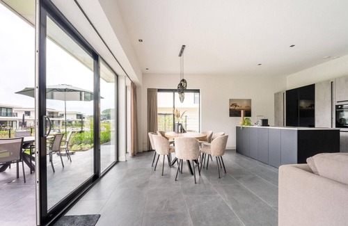 Zeewolde Casa | Luxury 6-person villa on the water with 3 bedrooms, 3 bathrooms, bath, balcony, spacious garden with swimming jetty and modern kitchen. Located at Villa Resort Harderwold near Harderwijk and the Veluwemeer.