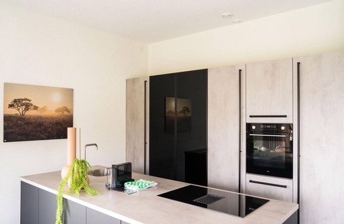 Zeewolde Casa | Luxury 6-person villa on the water with 3 bedrooms, 3 bathrooms, bath, balcony, spacious garden with swimming jetty and modern kitchen. Located at Villa Resort Harderwold near Harderwijk and the Veluwemeer.