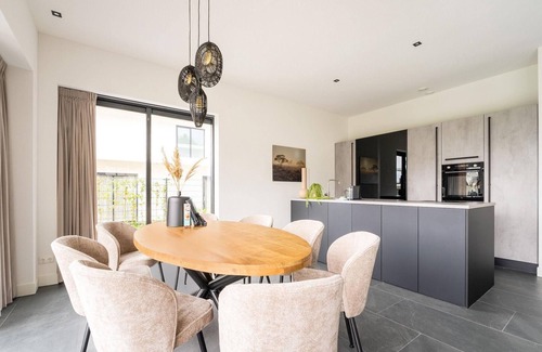 Zeewolde Casa | Luxury 6-person villa on the water with 3 bedrooms, 3 bathrooms, bath, balcony, spacious garden with swimming jetty and modern kitchen. Located at Villa Resort Harderwold near Harderwijk and the Veluwemeer.