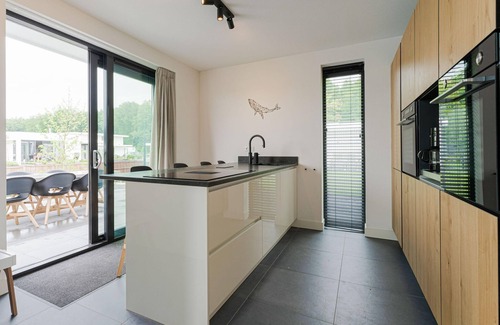 Zeewolde Casa | Luxury 6-person villa on the water with private jetty, spacious terrace with sunbeds and barbecue. Perfect for a relaxing holiday!