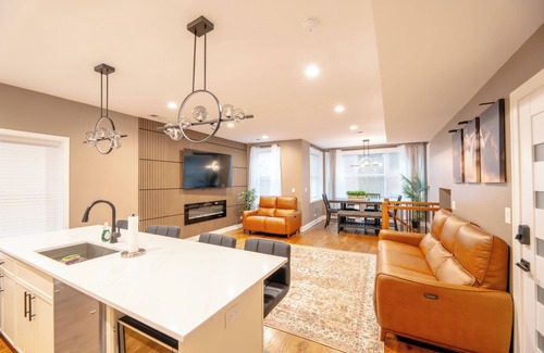 Rogers Park Condominio | Luxury 6Bedroom, 4.5 Bathroom Home Mins from Downtown and the Lake