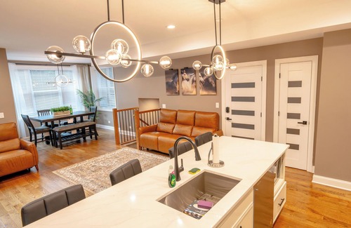 Rogers Park Condominio | Luxury 6Bedroom, 4.5 Bathroom Home Mins from Downtown and the Lake