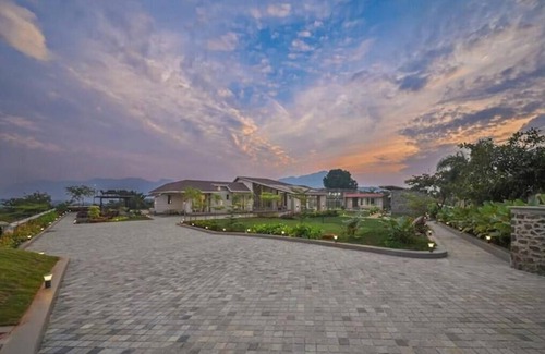 Rao Colony Villa | Luxury 6BHK Pure Veg Canary Farm Villa With Turf