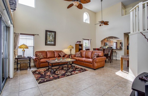 Lake Berkley Villa | Villa de lujo Lakeside nr Disney recientemente renovada. Piscina, jacuzzi, sala de juegos!