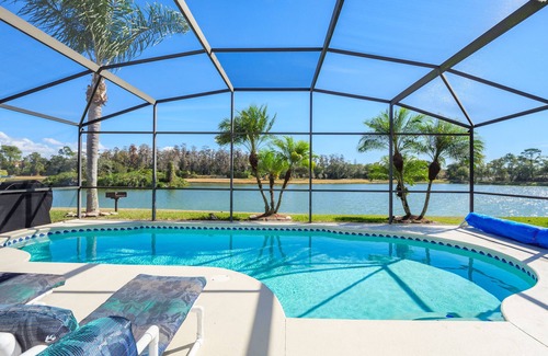 Lake Berkley Villa | Villa de lujo Lakeside nr Disney recientemente renovada. Piscina, jacuzzi, sala de juegos!