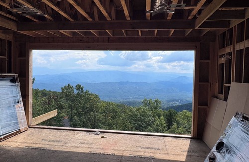Bluff Mountain Cabina | Luxury 6BR Cabin with Indoor Pool, Theater & Views – Sleeps 28
