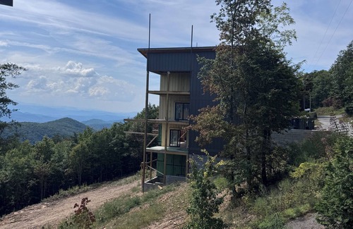 Bluff Mountain Cabina | Luxury 6BR Cabin with Indoor Pool, Theater & Views – Sleeps 28