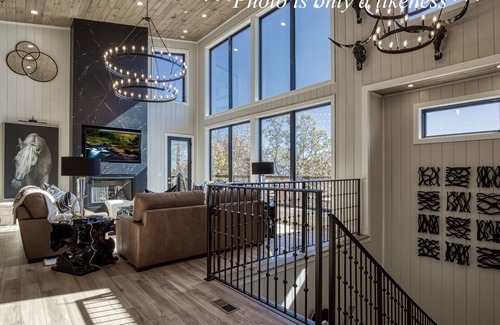 Bluff Mountain Cabina | Luxury 6BR Cabin with Indoor Pool, Theater & Views – Sleeps 28