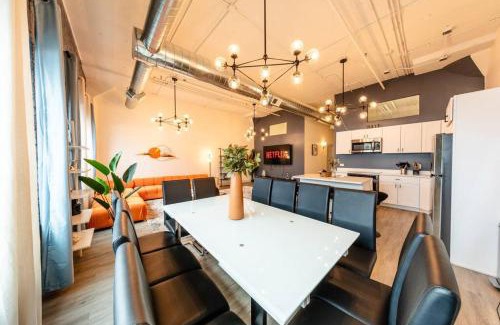 Near South Side Apartamento | Luxury 6BR Loft Suite Perfect for 12 Guests with Skyline Views, Optional Parking and Gym Access Near McCormick Place and Soldier Field