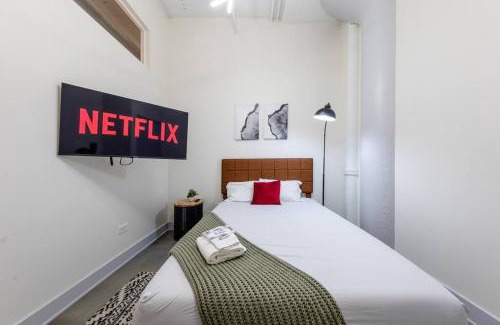 Near South Side Apartamento | Luxury 6BR Loft Suite Perfect for 12 Guests with Skyline Views, Optional Parking and Gym Access Near McCormick Place and Soldier Field