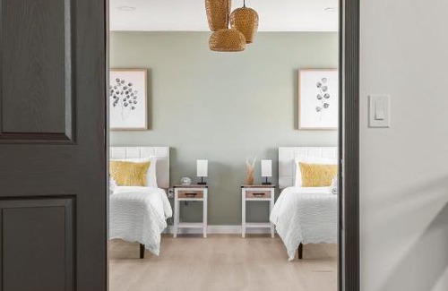 Hesperia Casa | Luxury 6BR Retreat Fast WIFI, Dedicated Workspaces