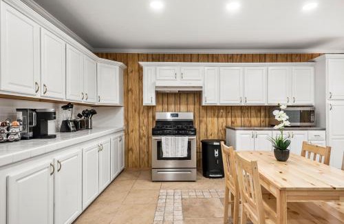 Hesperia Casa | Luxury 6BR Retreat Fast WIFI, Dedicated Workspaces