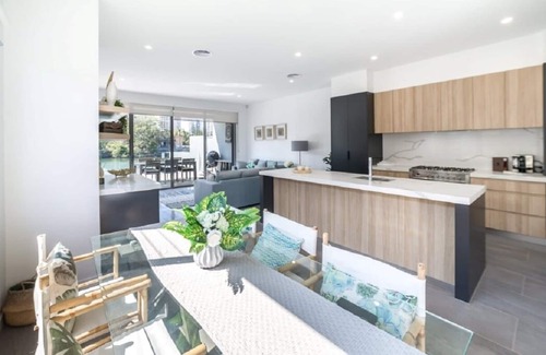 Surfers Paradise Villa | Luxury 7 Bedroom, 6 Bathroom, 3 Level, Waterfront Villa with Pool