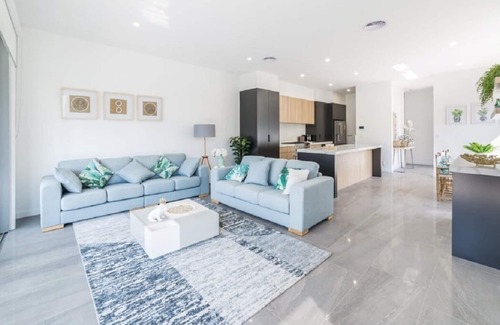 Surfers Paradise Villa | Luxury 7 Bedroom, 6 Bathroom, 3 Level, Waterfront Villa with Pool