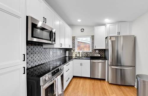 Royal Oak Casa | ★LUXURY★ 75' TV Game Room w Pergola, BBQ & Firepit in Quiet Royal Oak Suburbs