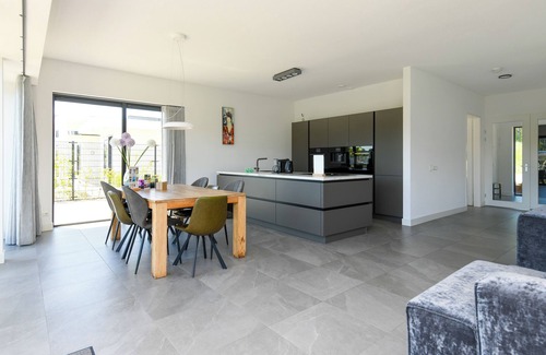 Zeewolde Casa | Luxury 8-person villa by the water with hot tub, Finnish sauna, private jetty, large terrace and fully equipped kitchen. Enjoy peace, wellness and comfort.