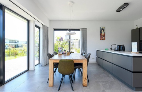 Zeewolde Casa | Luxury 8-person villa by the water with hot tub, Finnish sauna, private jetty, large terrace and fully equipped kitchen. Enjoy peace, wellness and comfort.