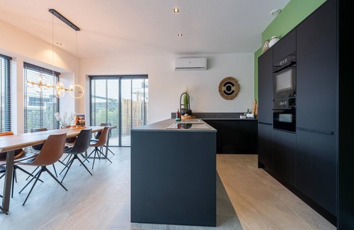Zeewolde Casa | Luxury 8-person villa on the water with Jacuzzi, Barrel Sauna, private jetty and spacious garden. Located at Villa Resort Harderwold, near Harderwijk and the Veluwemeer!