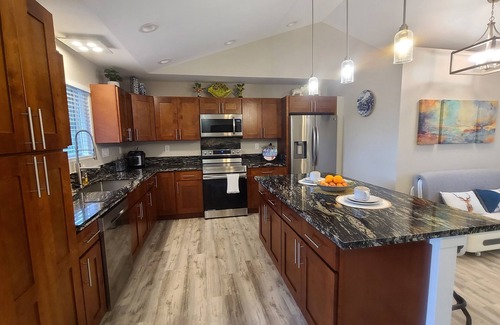 Keaau Casa | Luxury 800 ft" 1 bedroom Suite, Full Large Kitchen, King size bed, Free Laundry