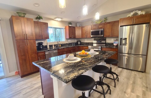 Keaau Casa | Luxury 800 ft" 1 bedroom Suite, Full Large Kitchen, King size bed, Free Laundry