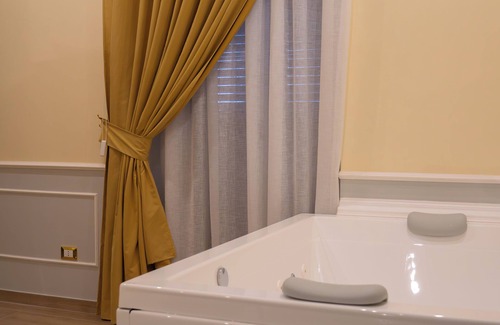 Taranto Apartamento | Luxury Acclavio Apartments Gold with hot tub and balconies