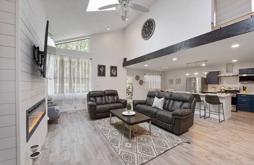 S Y Jackson Casa | Luxury Adobe Townhouse w/Complimentary Breakfast