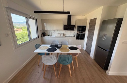 Saint-Clair-du-Rhone Apartamento | Complete accommodation at the foot of Pilat. New. 6 to 7 passengers. fully equipped.