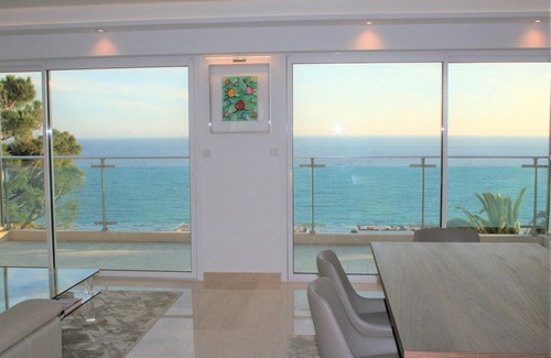 La Croix des Gardes Apartamento | Lujo y lujo, moderno apartamento con mágicas vistas al mar.