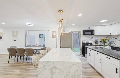 Northwest Dallas Casa | Luxury and Modern Home with Hot Tub