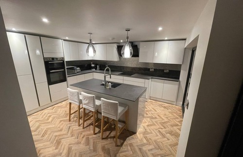 Mumbles Casa | Luxury and Modern property with panoramic sea views and hot tub